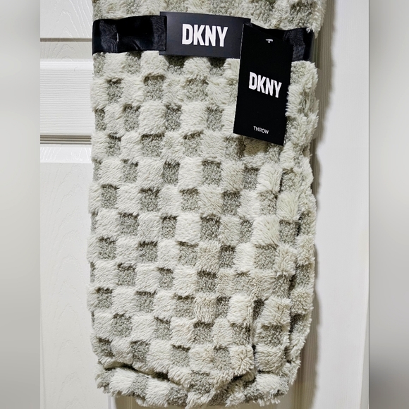 DKNY Theo Throw - 50" x 60" - Desert Sage - Picture 3 of 3